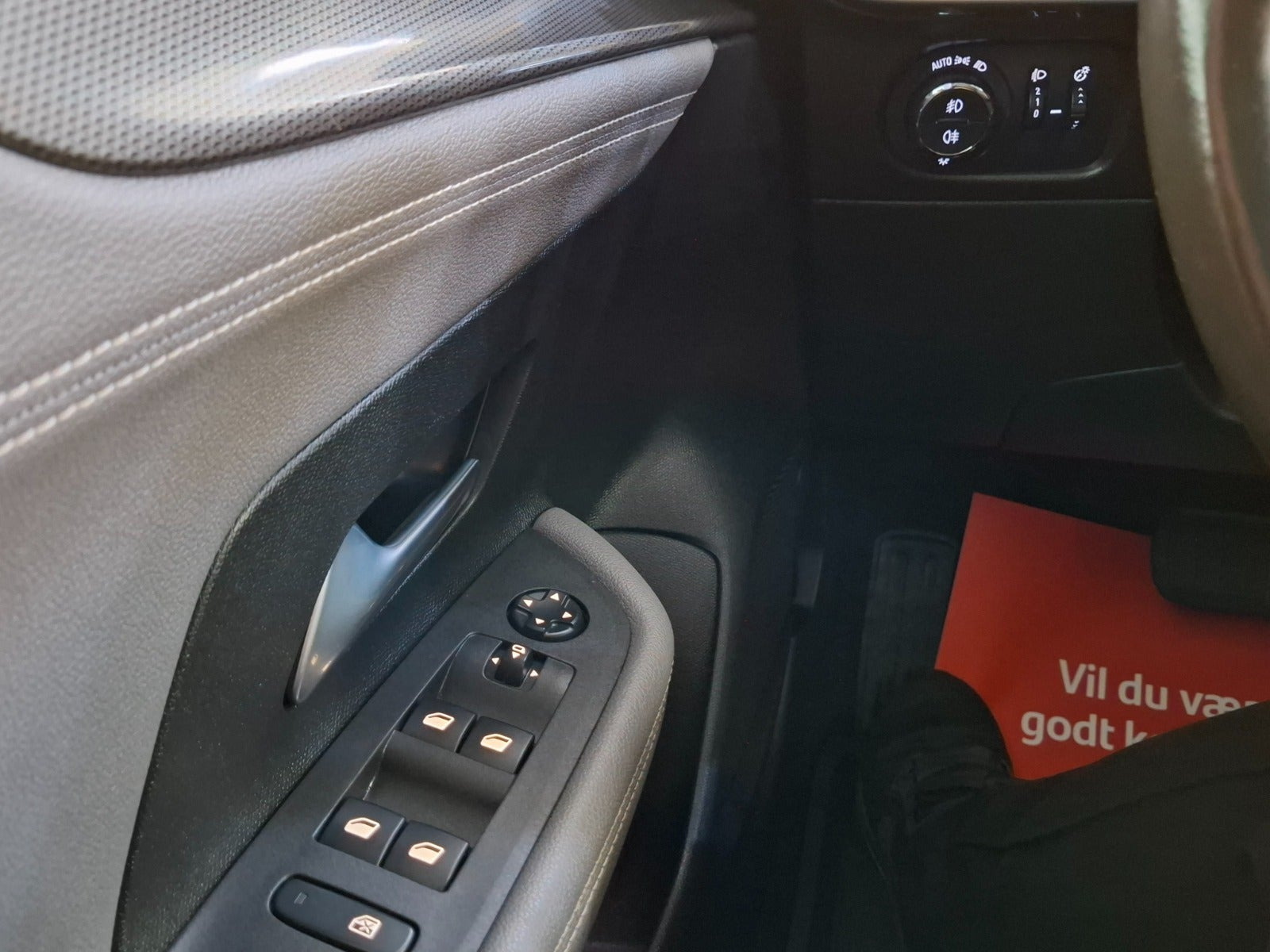 Blå Opel Mokka-e fra 2024