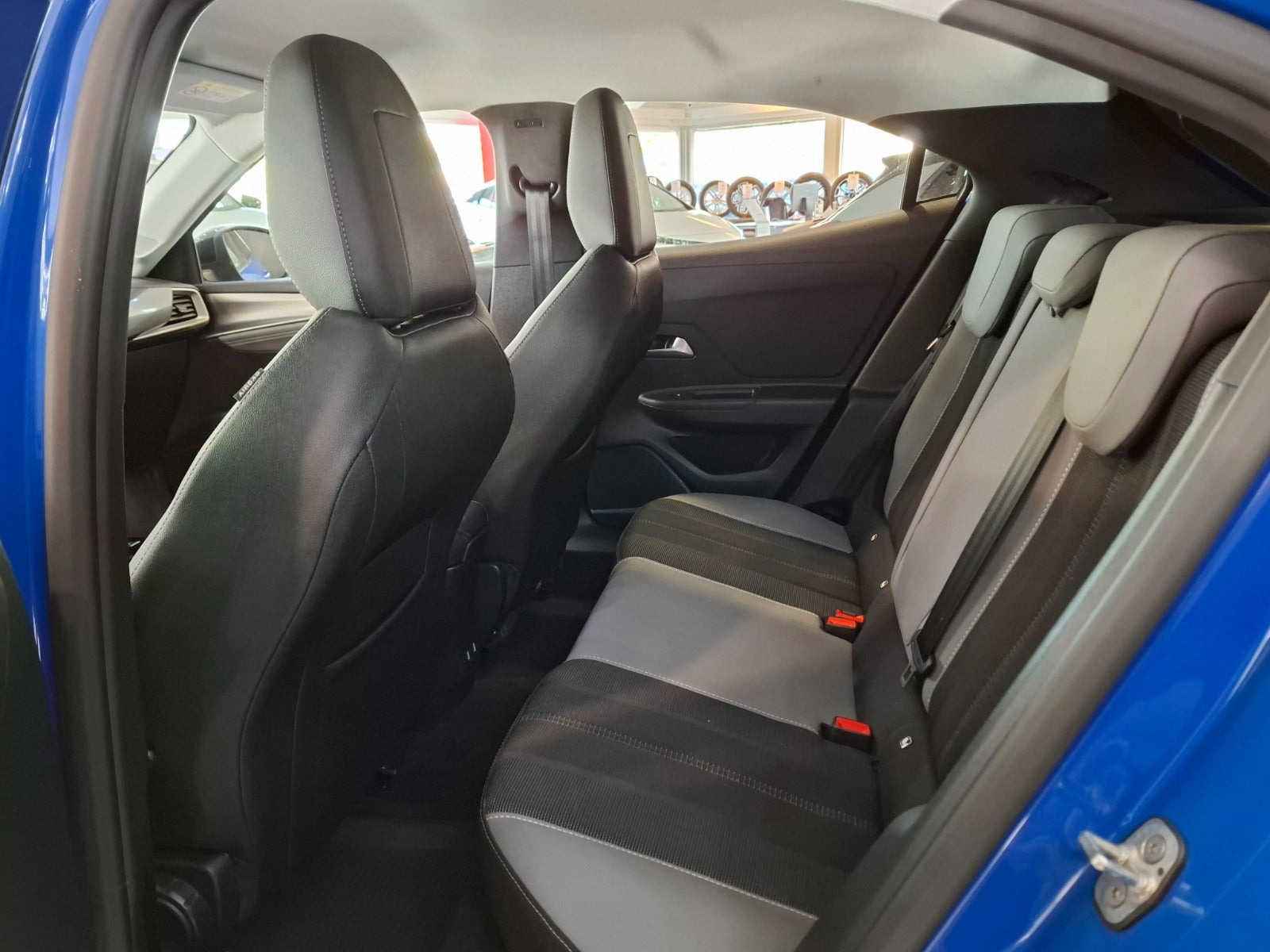Blå Opel Mokka-e fra 2024