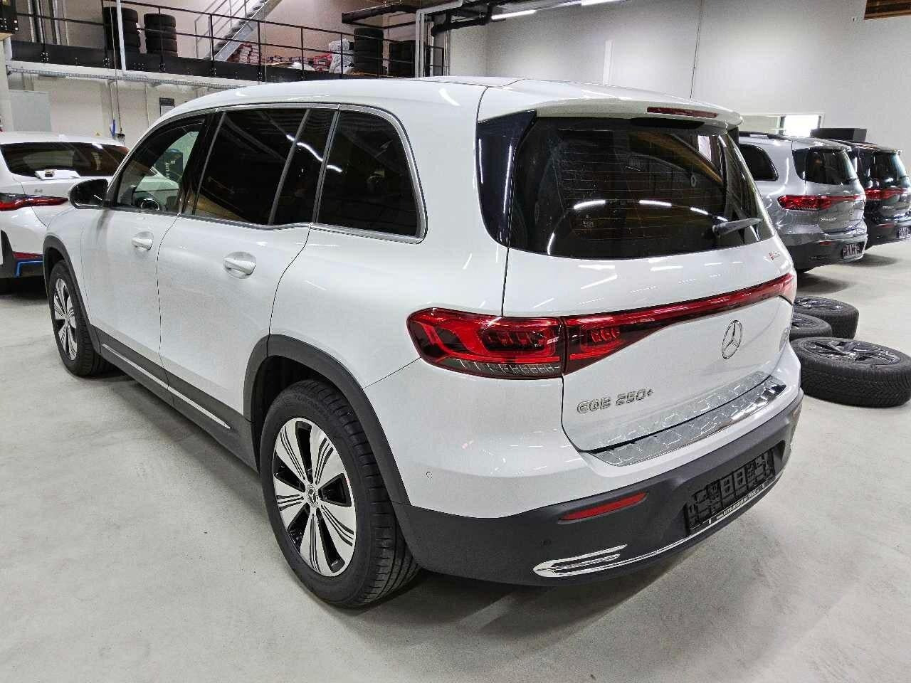 Hvid Mercedes EQB250+ fra 2024