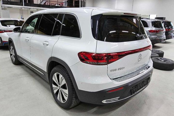 Hvid Mercedes EQB250+ fra 2024