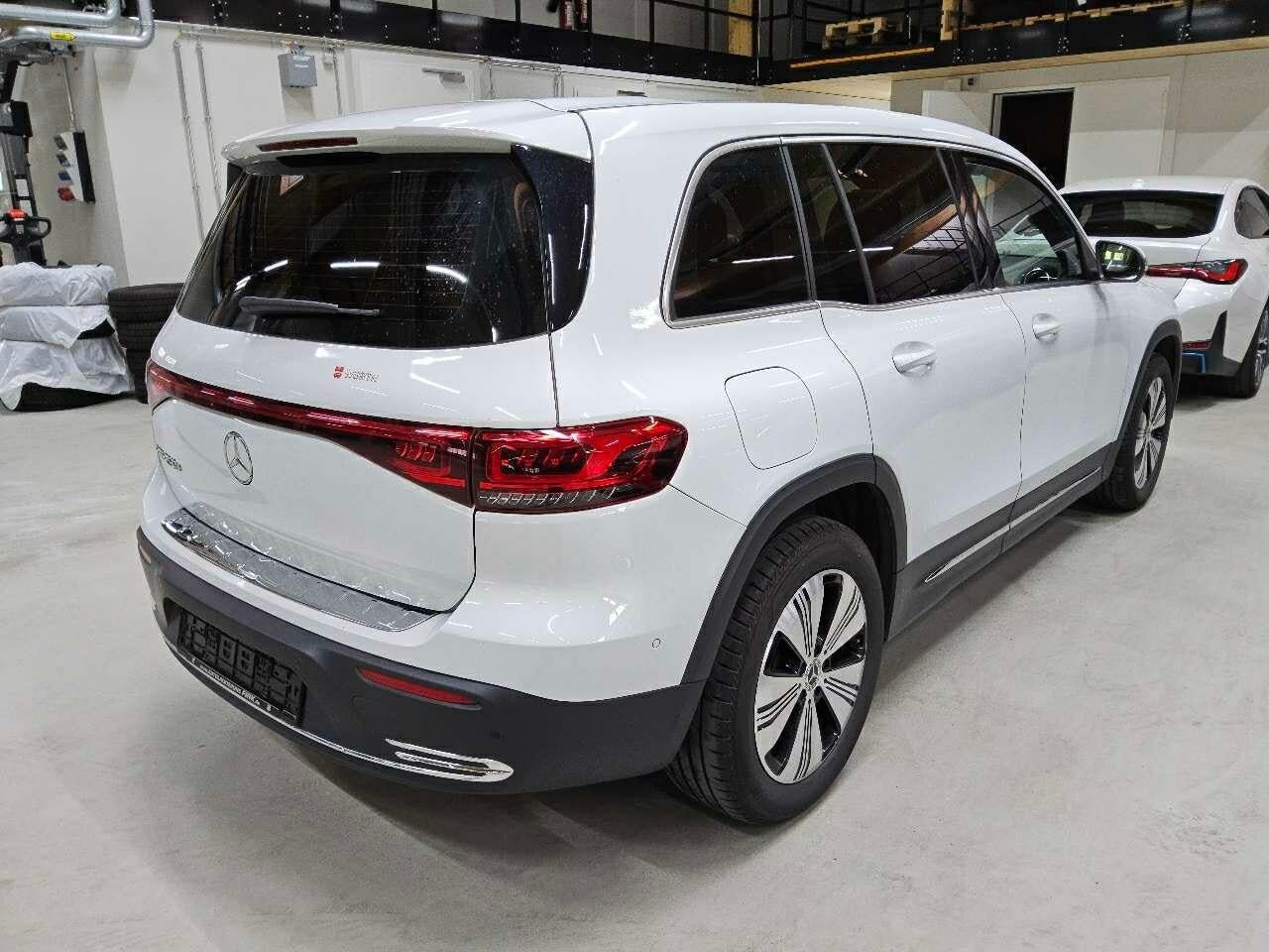 Hvid Mercedes EQB250+ fra 2024