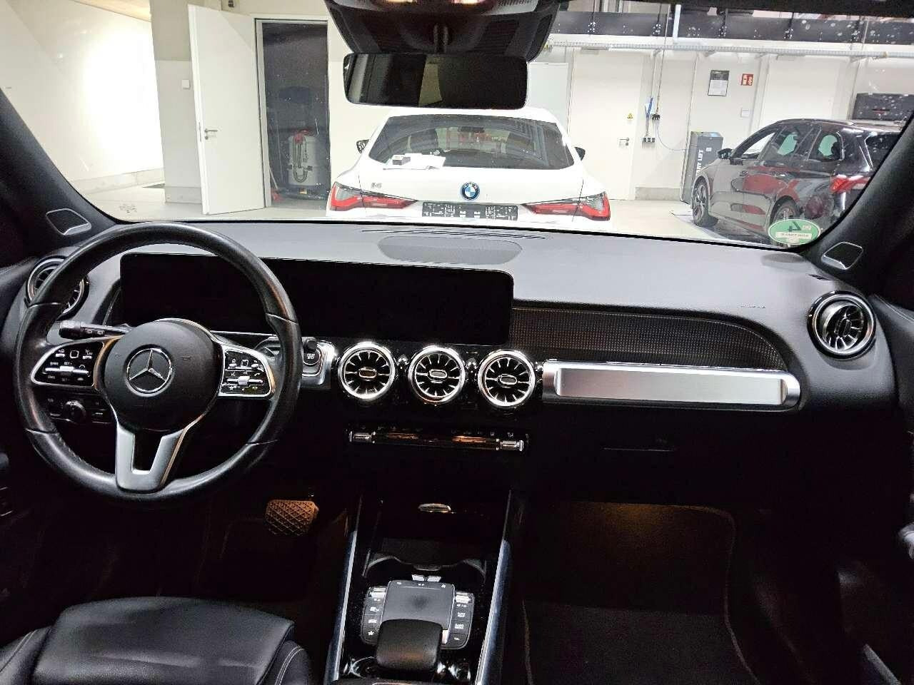 Hvid Mercedes EQB250+ fra 2024