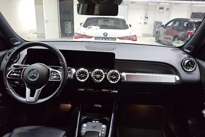 Hvid Mercedes EQB250+ fra 2024