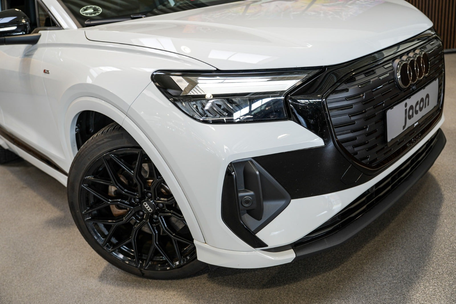 Hvid Audi Q4 e-tron fra 2024