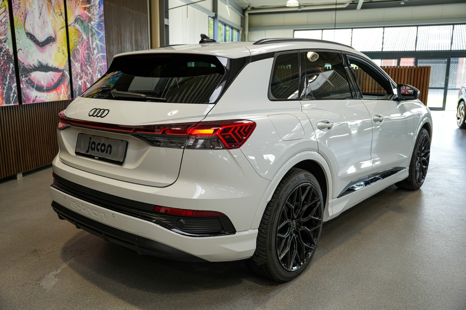 Hvid Audi Q4 e-tron fra 2024