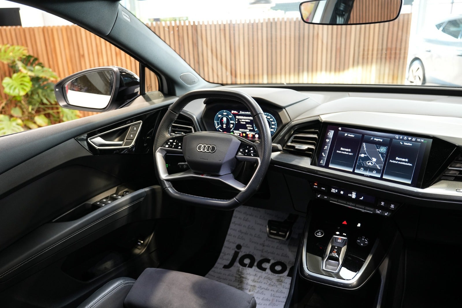 Hvid Audi Q4 e-tron fra 2024
