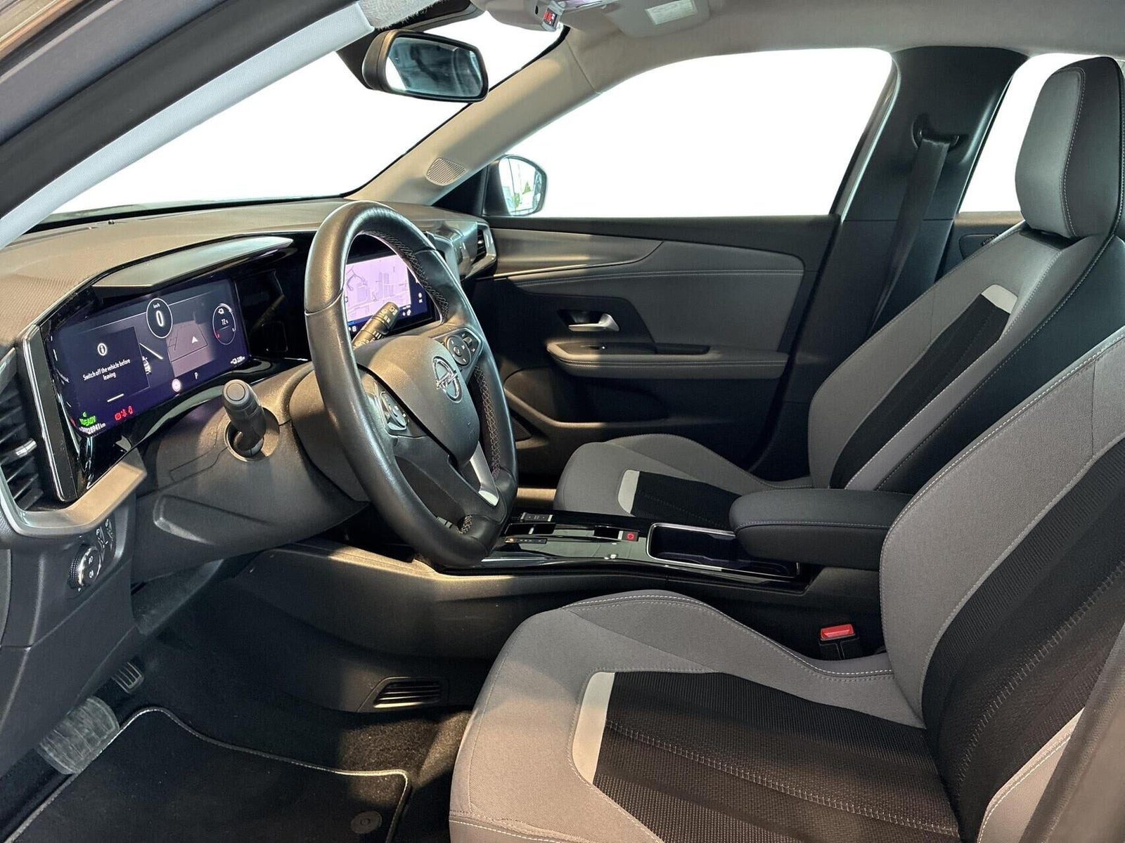 Grå Opel Mokka-e fra 2022
