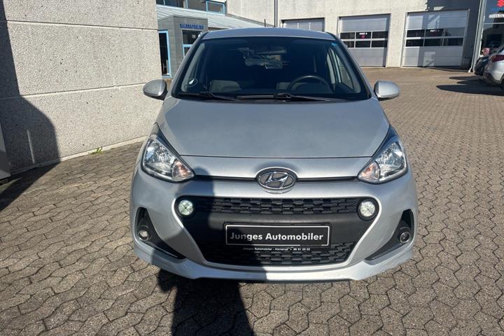 Sølv Hyundai i10 fra 2019