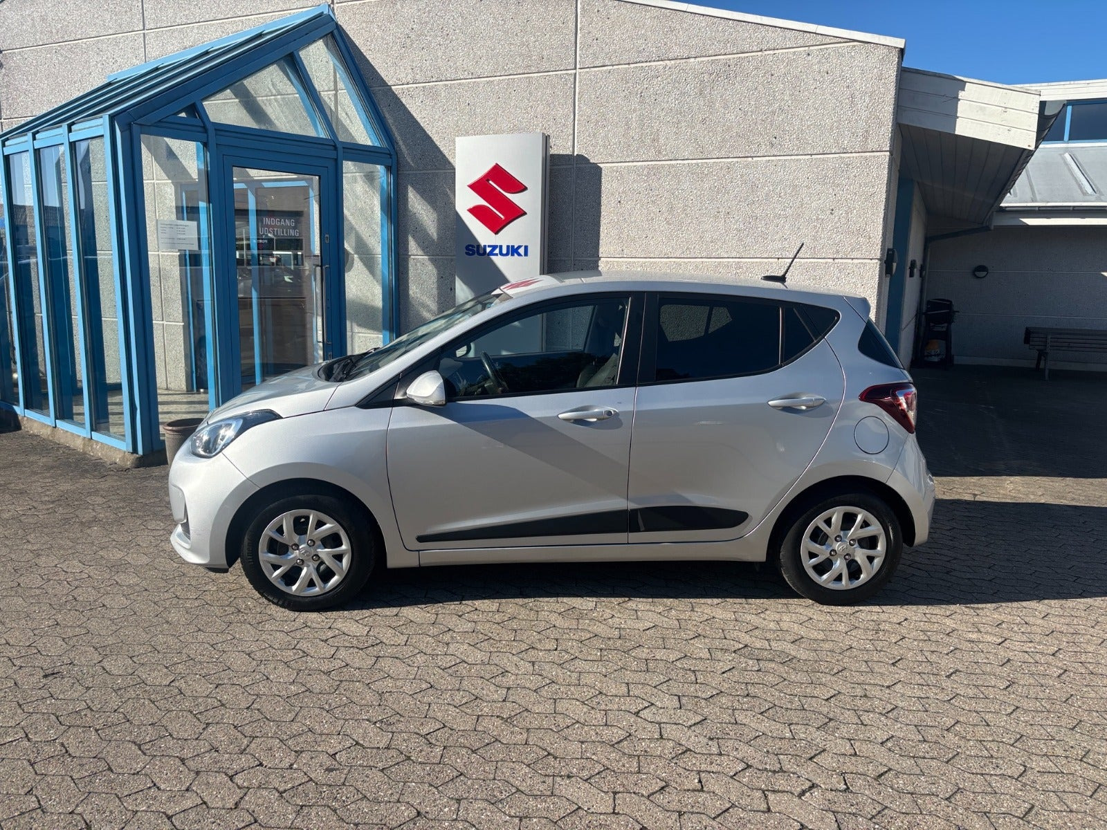 Sølv Hyundai i10 fra 2019