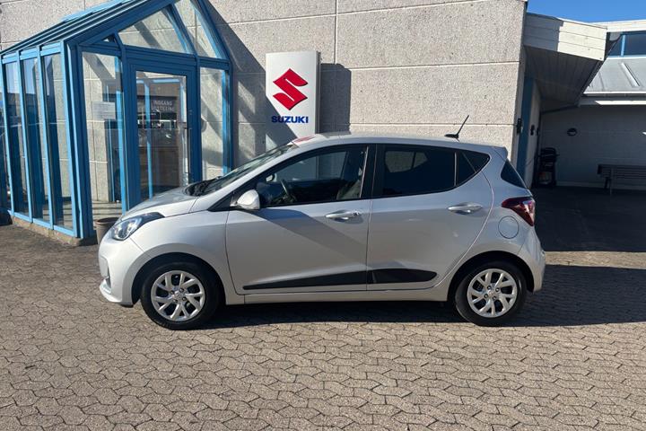 Sølv Hyundai i10 fra 2019