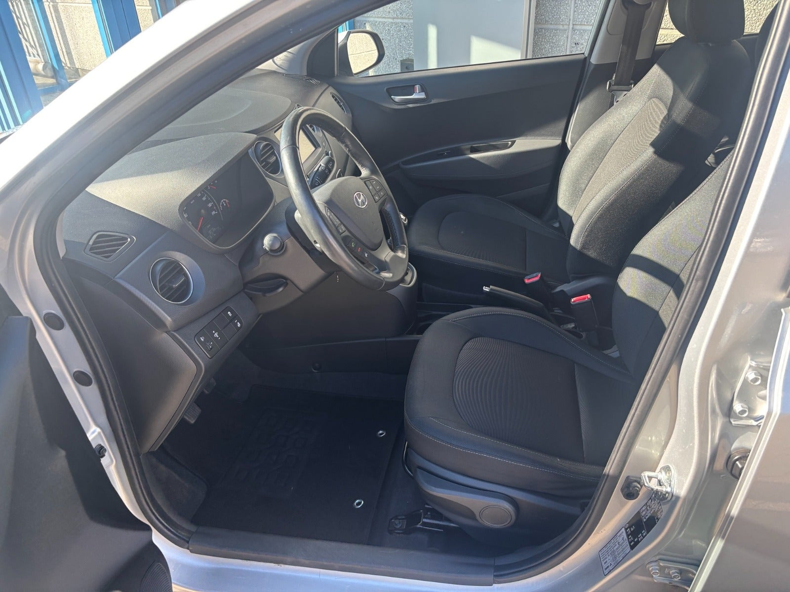 Sølv Hyundai i10 fra 2019