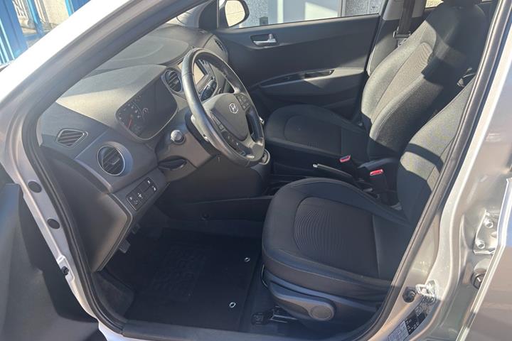 Sølv Hyundai i10 fra 2019