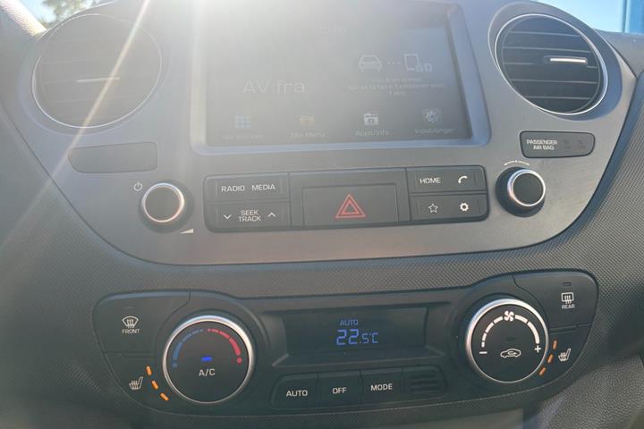 Sølv Hyundai i10 fra 2019