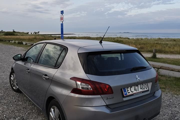 Grå Peugeot 308 fra 2015
