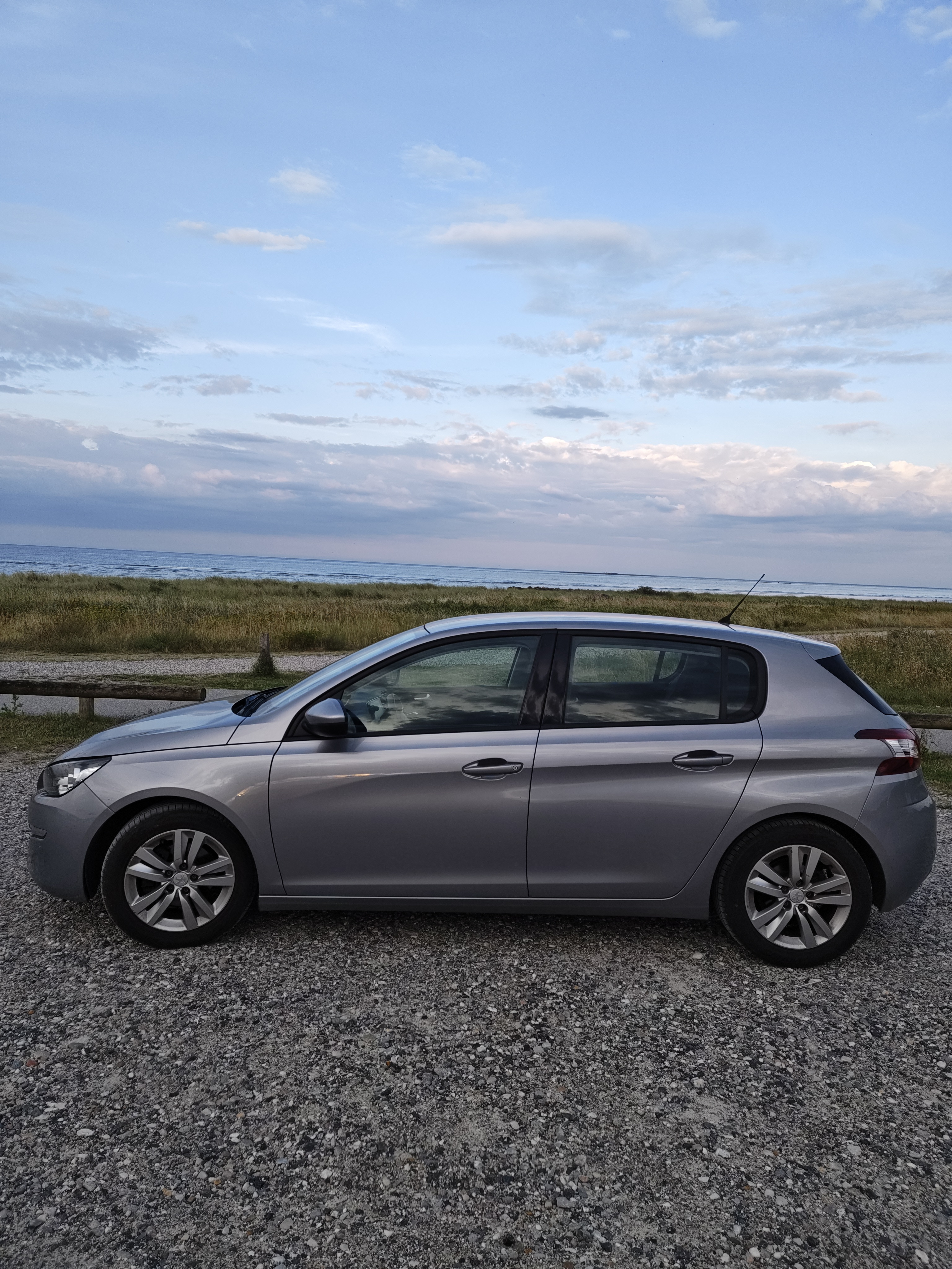 Grå Peugeot 308 fra 2015