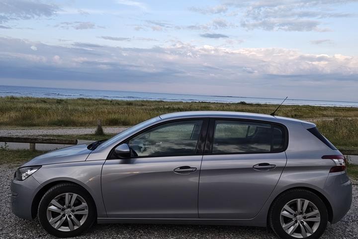 Grå Peugeot 308 fra 2015