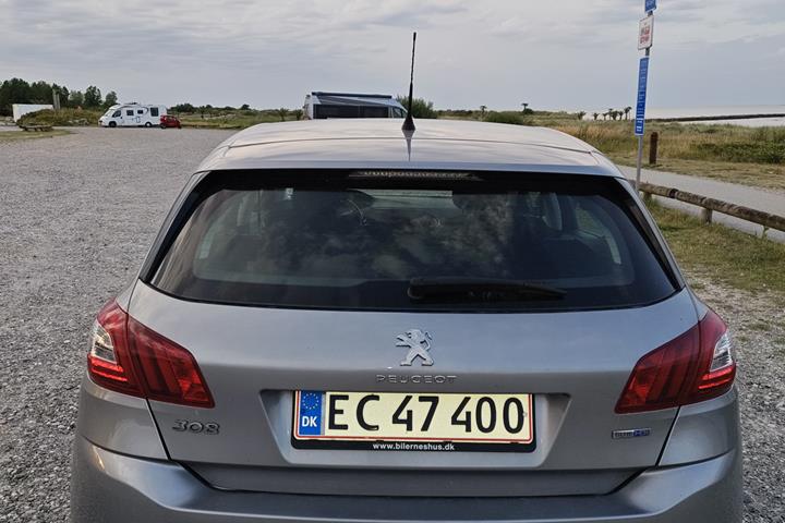 Grå Peugeot 308 fra 2015