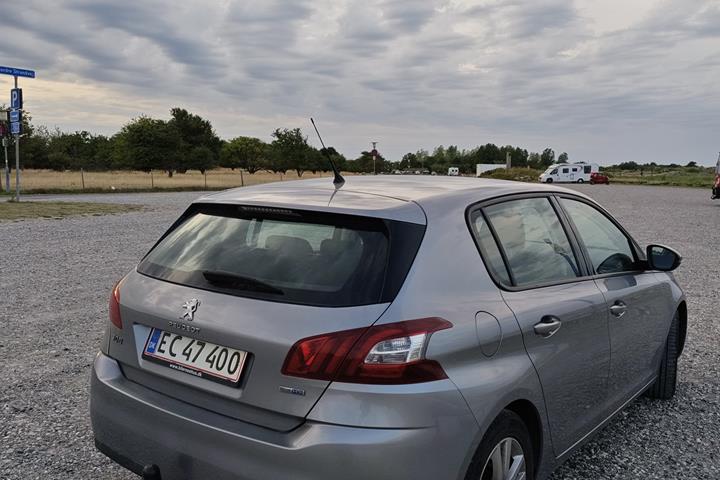 Grå Peugeot 308 fra 2015
