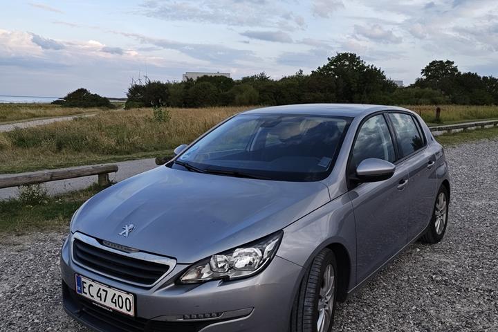 Grå Peugeot 308 fra 2015