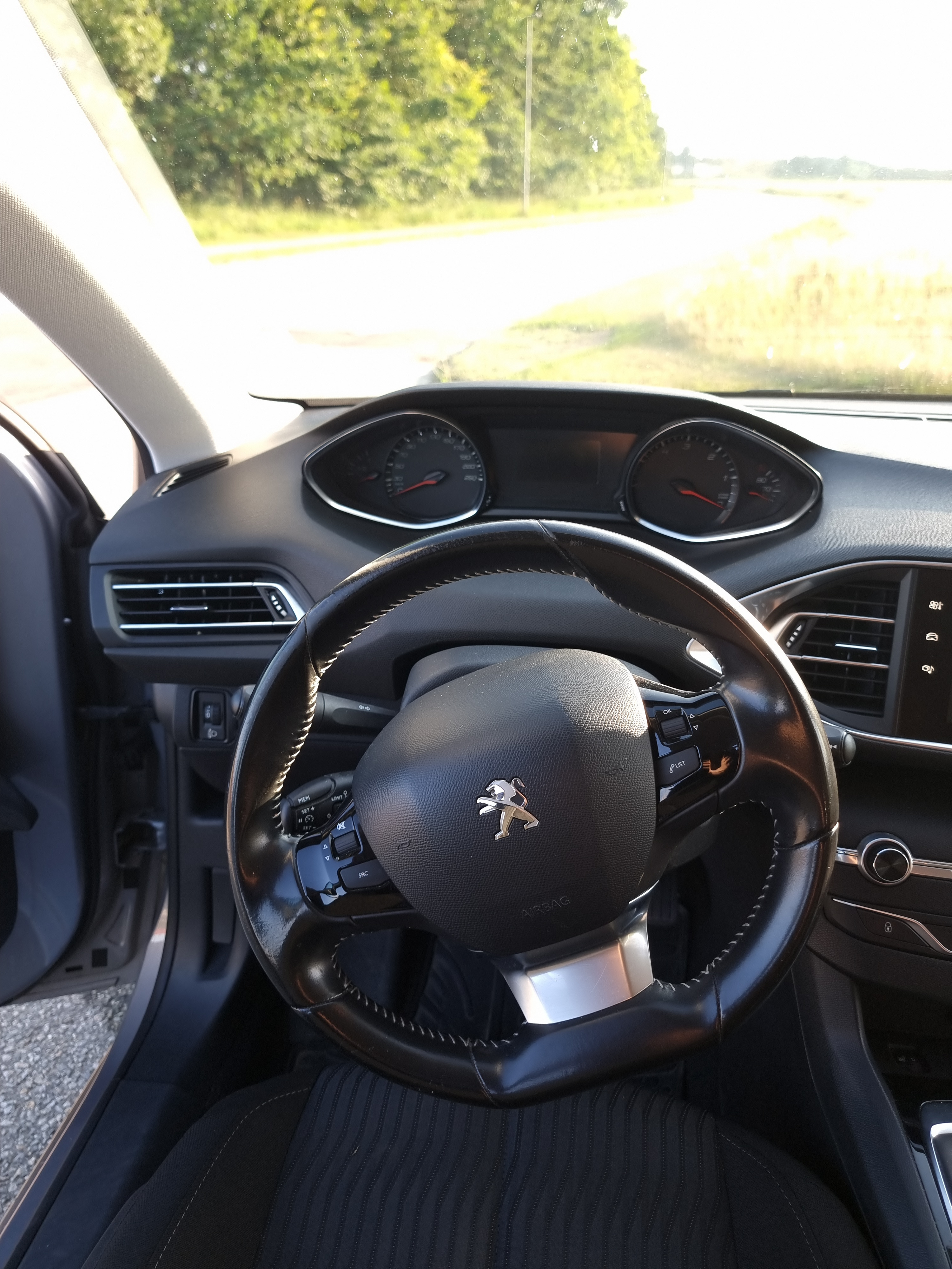 Grå Peugeot 308 fra 2015