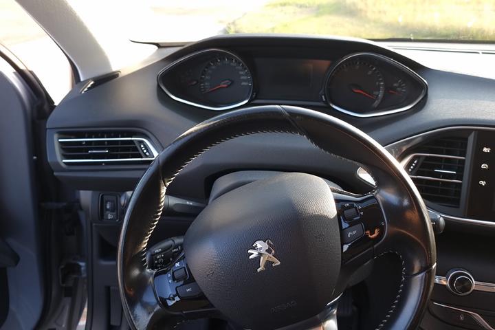 Grå Peugeot 308 fra 2015