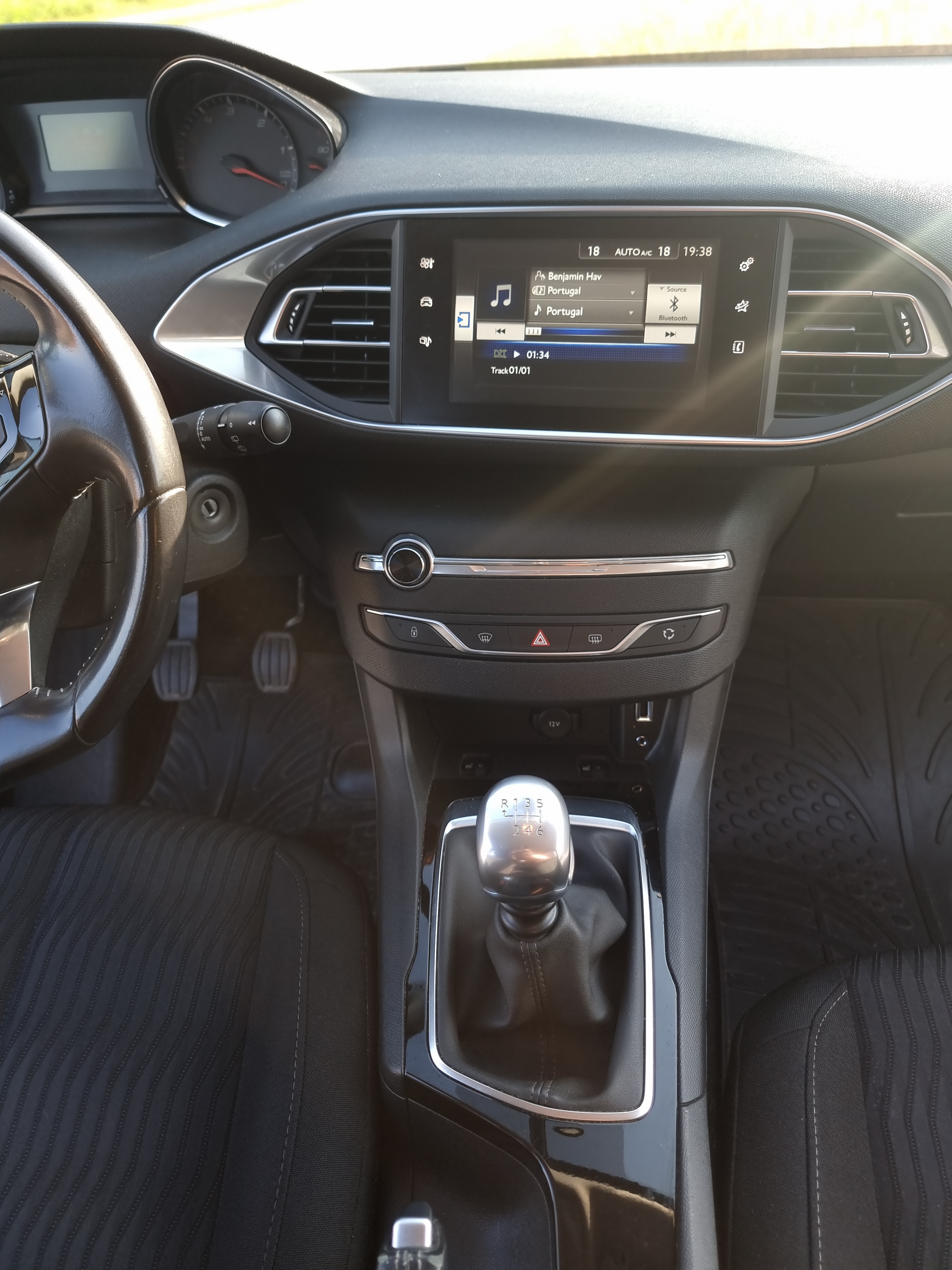 Grå Peugeot 308 fra 2015