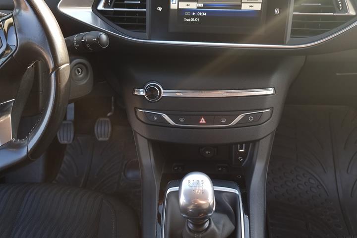 Grå Peugeot 308 fra 2015