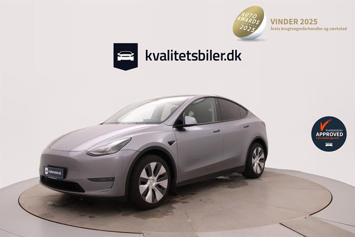 Grå Tesla Model Y fra 2023