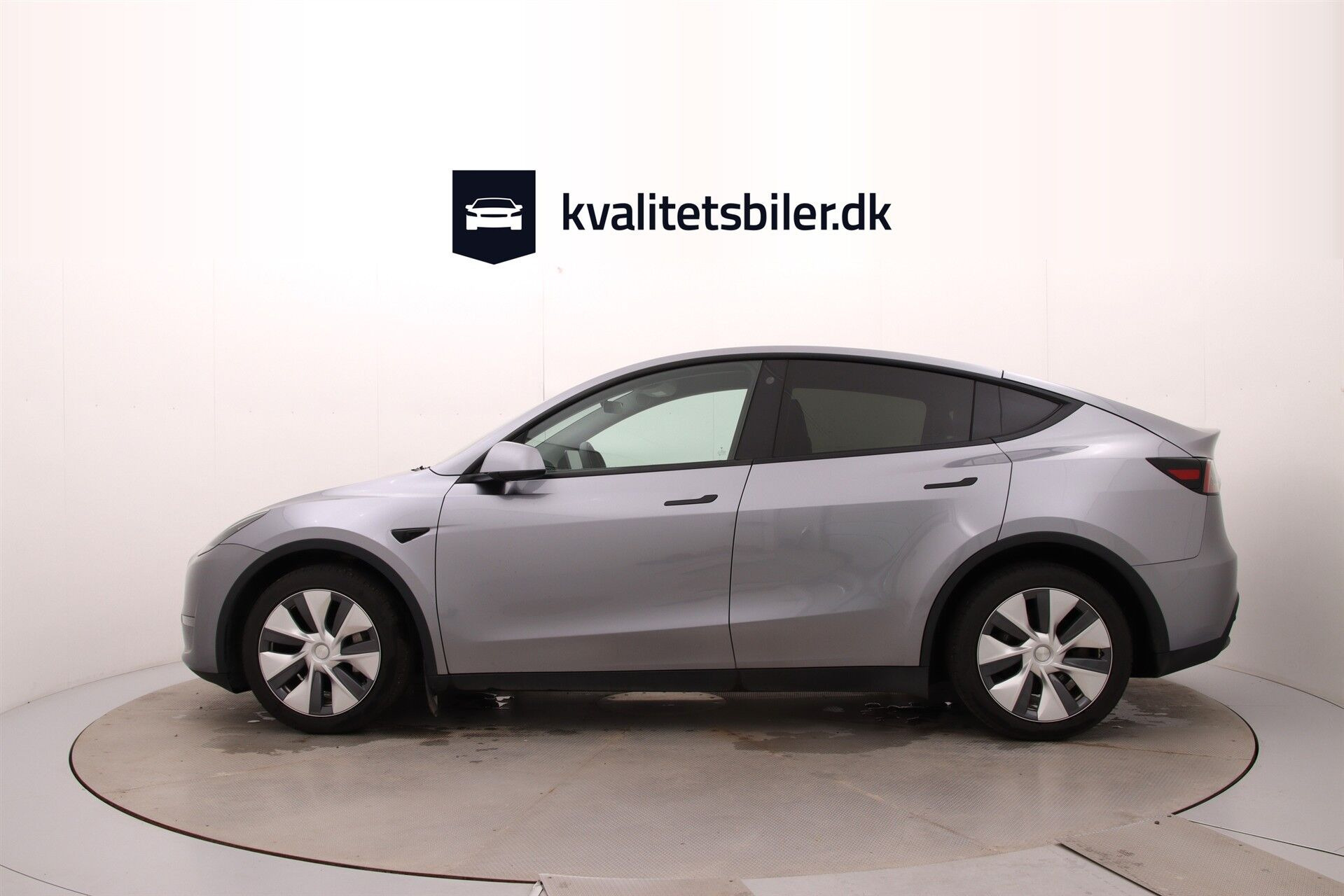 Grå Tesla Model Y fra 2023