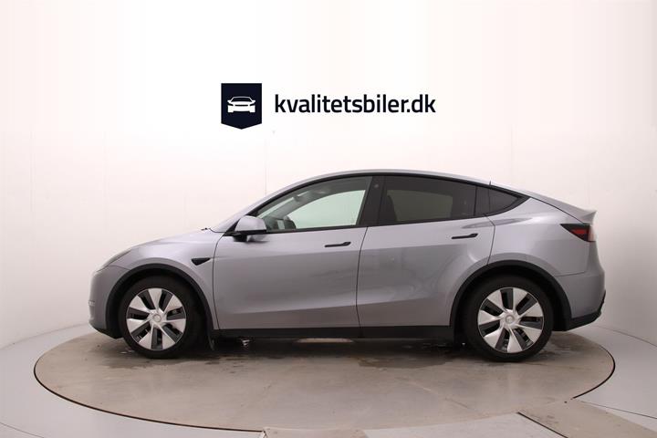 Grå Tesla Model Y fra 2023