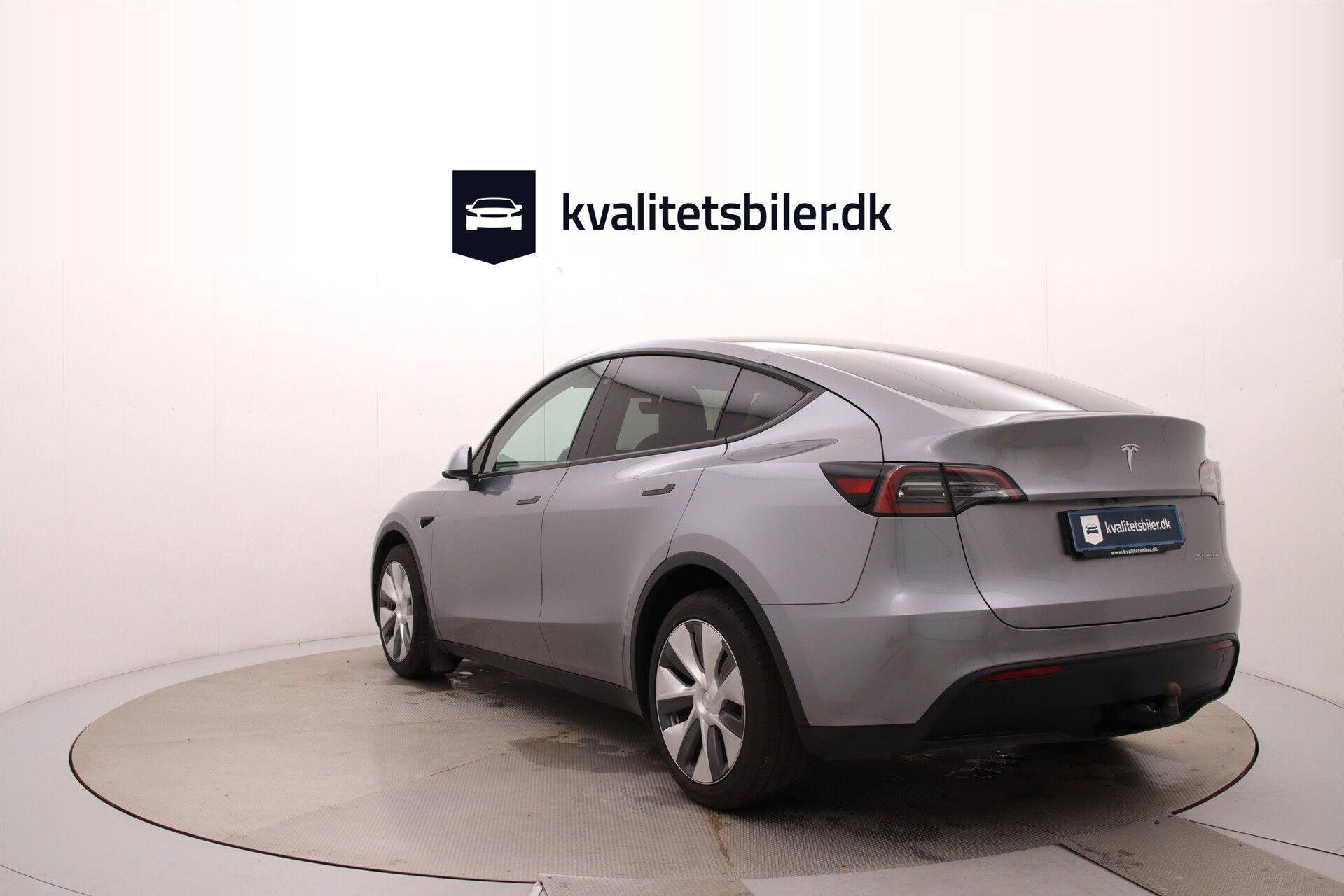 Grå Tesla Model Y fra 2023