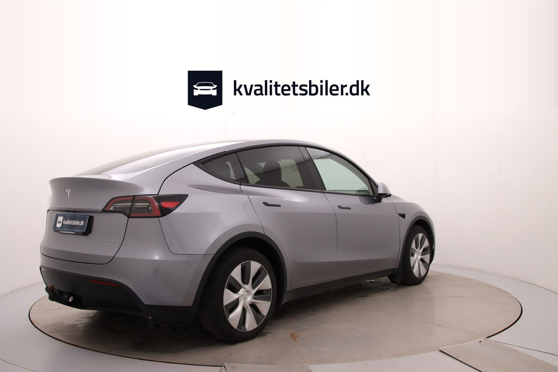 Grå Tesla Model Y fra 2023