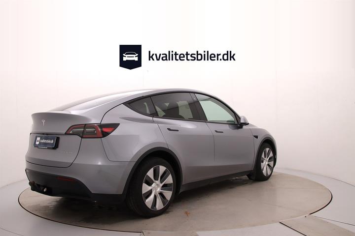 Grå Tesla Model Y fra 2023