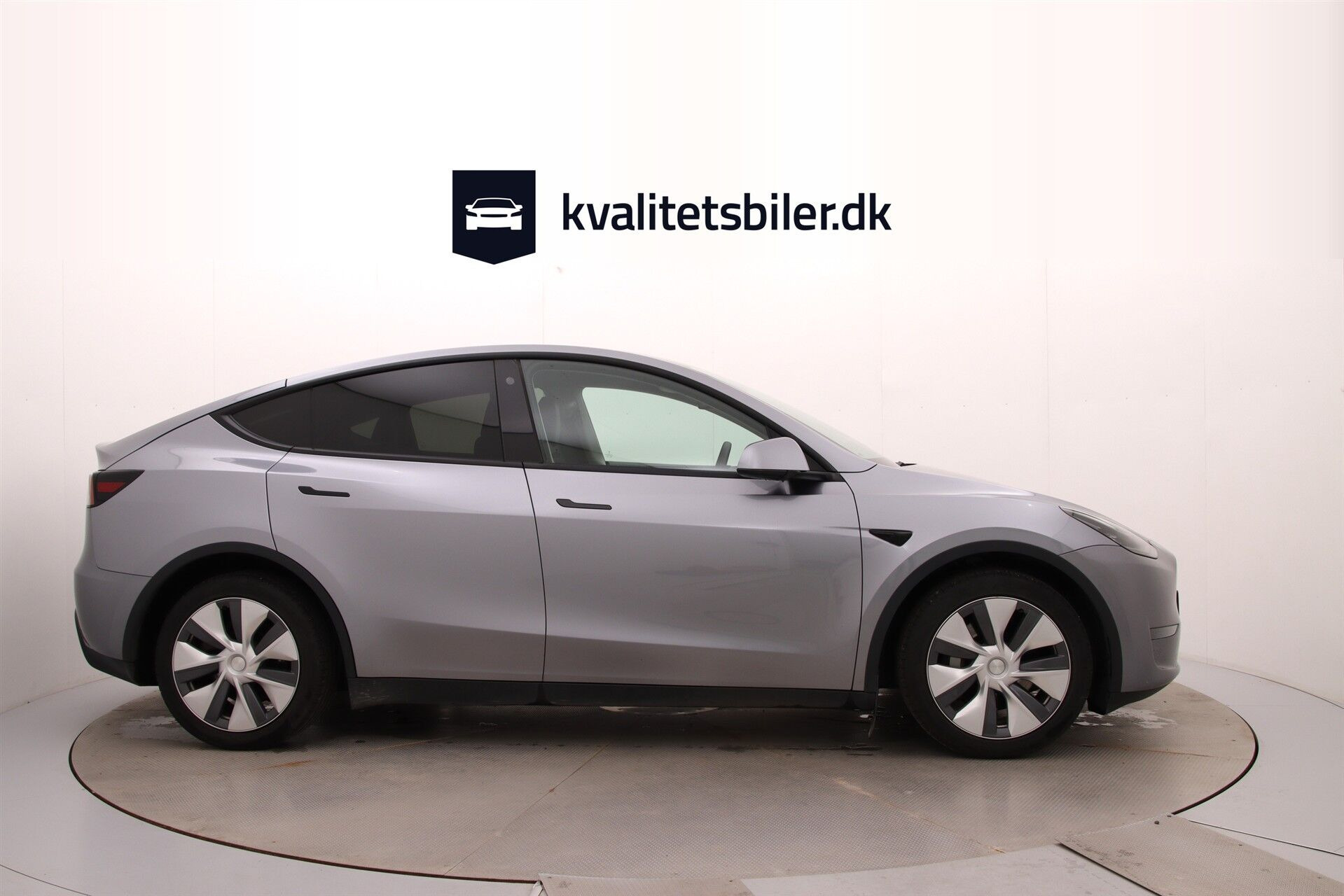 Grå Tesla Model Y fra 2023