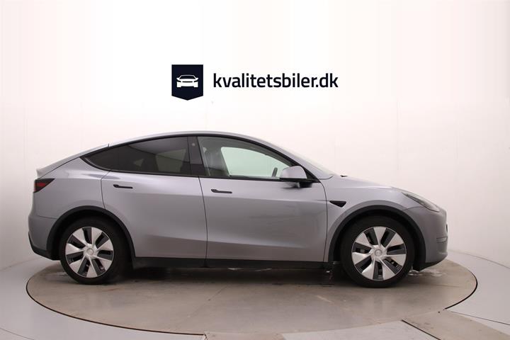 Grå Tesla Model Y fra 2023