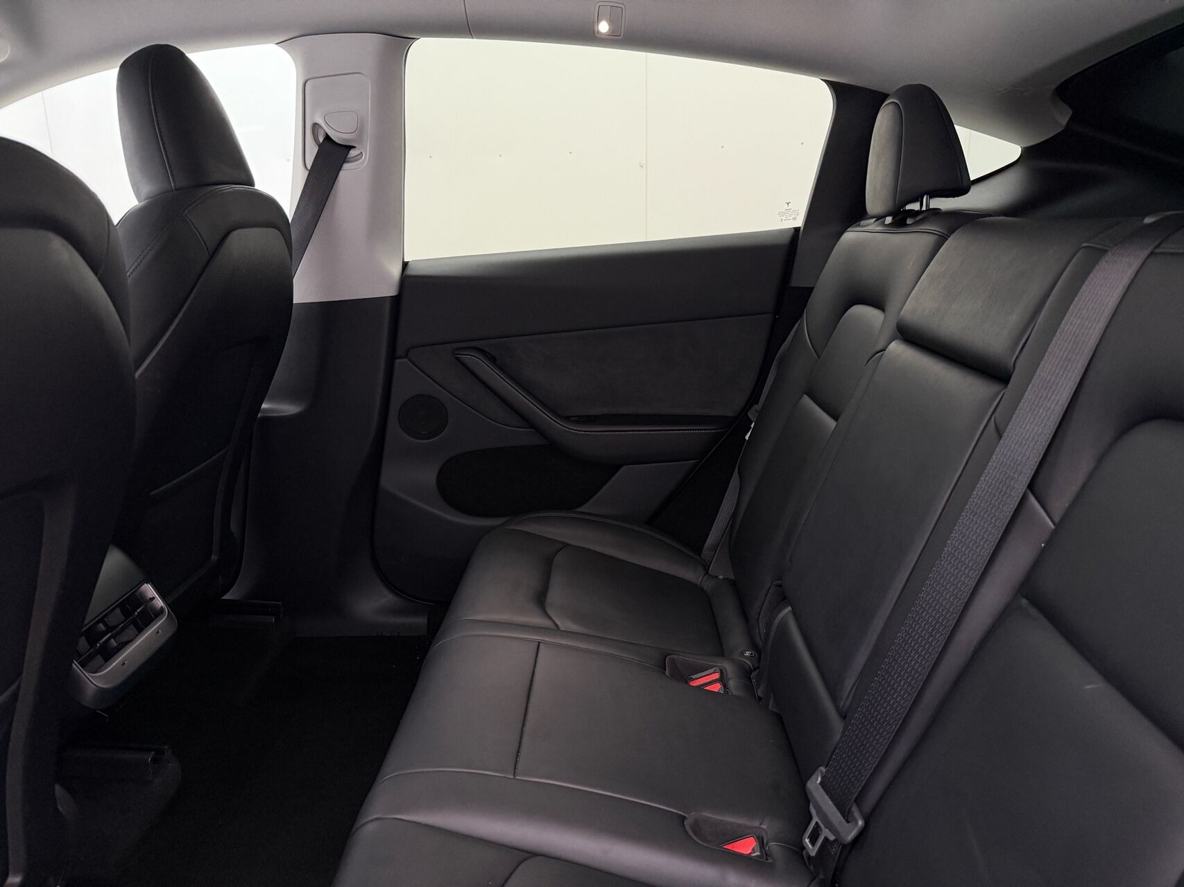 Grå Tesla Model Y fra 2023