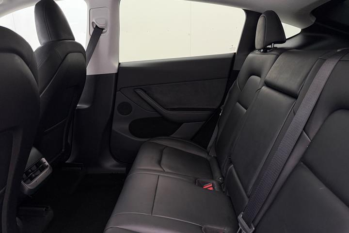 Grå Tesla Model Y fra 2023