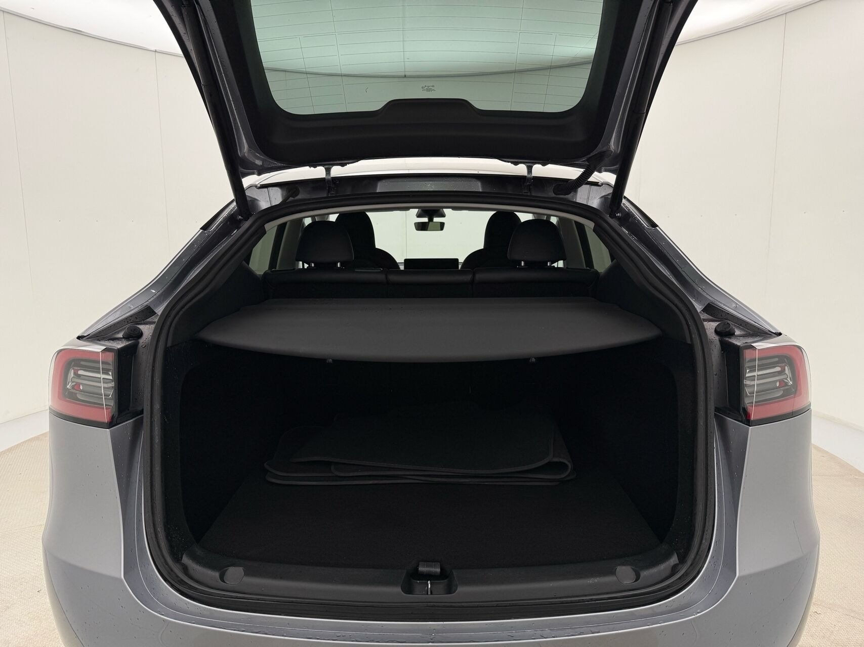 Grå Tesla Model Y fra 2023