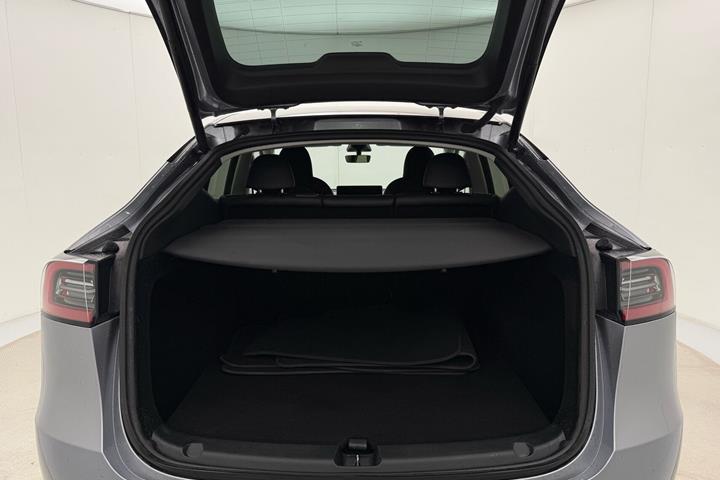 Grå Tesla Model Y fra 2023