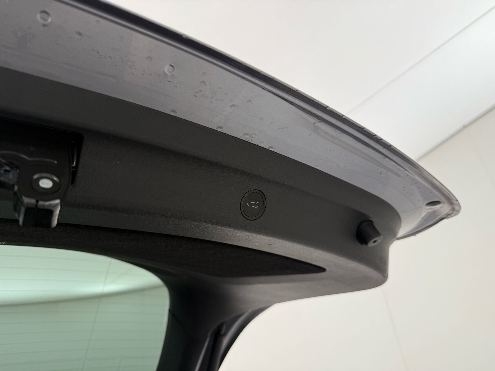 Grå Tesla Model Y fra 2023