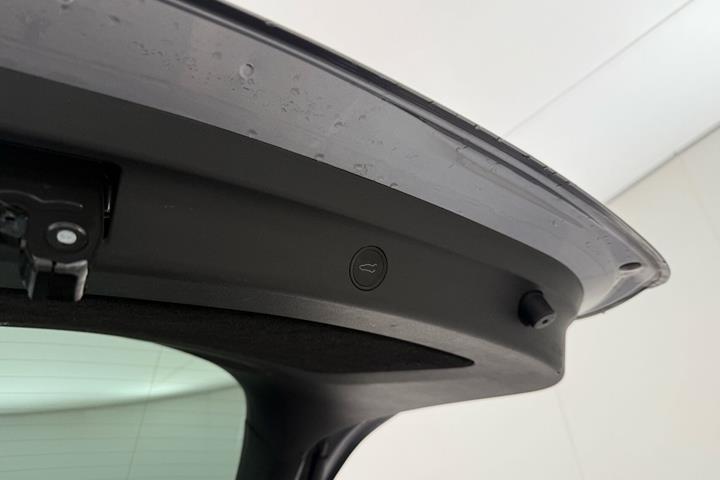 Grå Tesla Model Y fra 2023