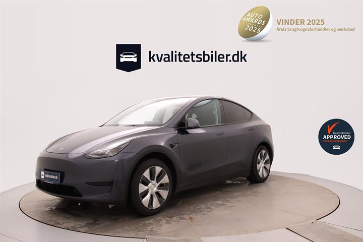Grå Tesla Model Y fra 2023