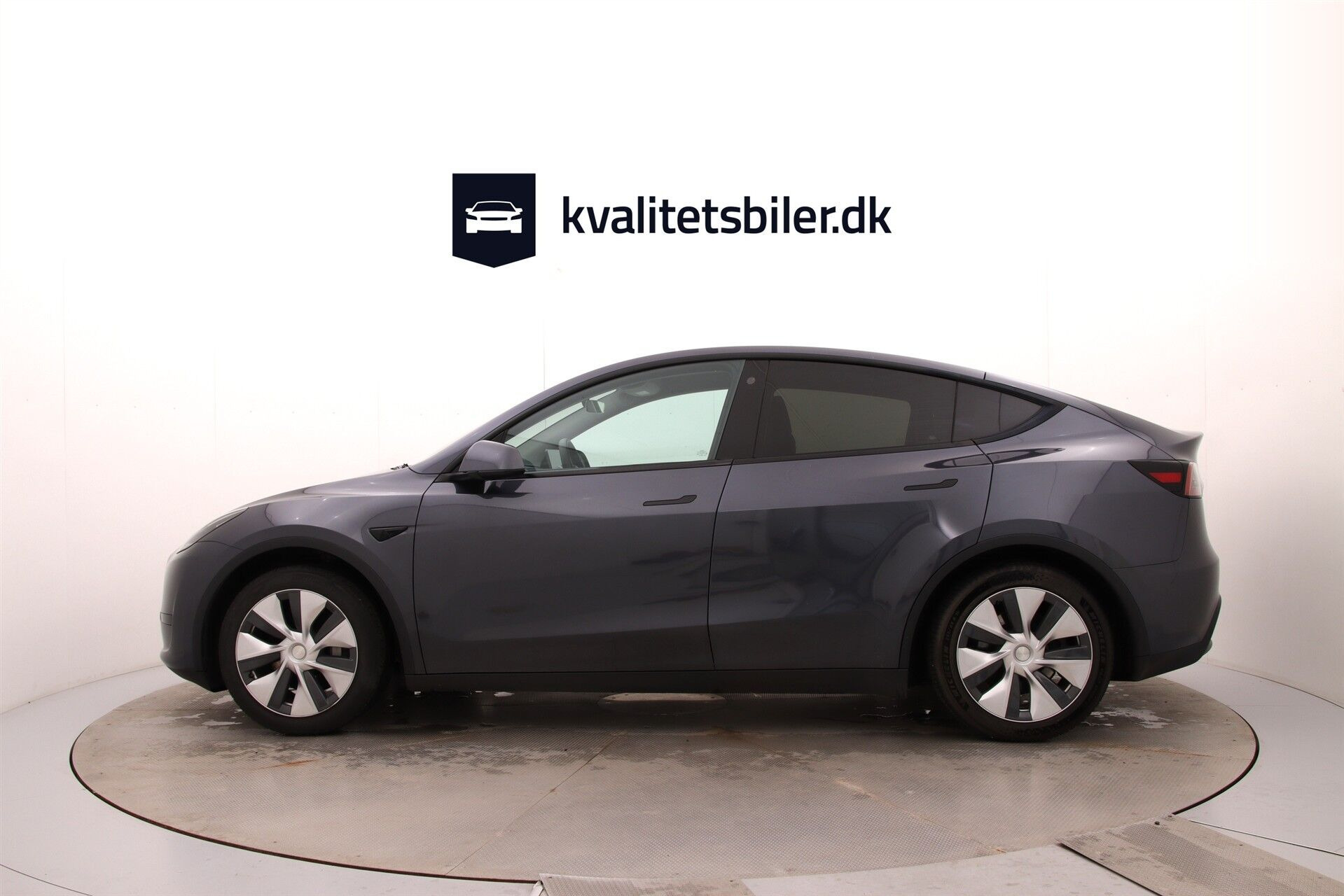 Grå Tesla Model Y fra 2023