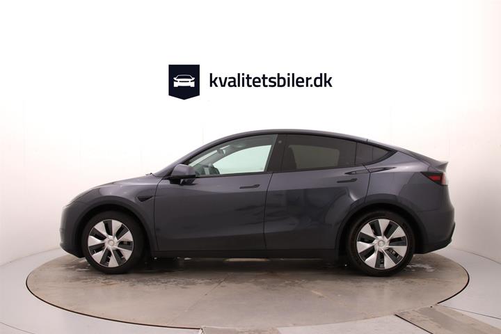 Grå Tesla Model Y fra 2023