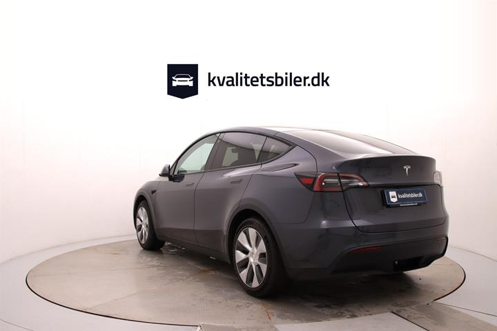 Grå Tesla Model Y fra 2023