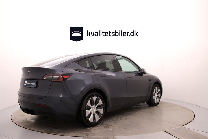 Grå Tesla Model Y fra 2023