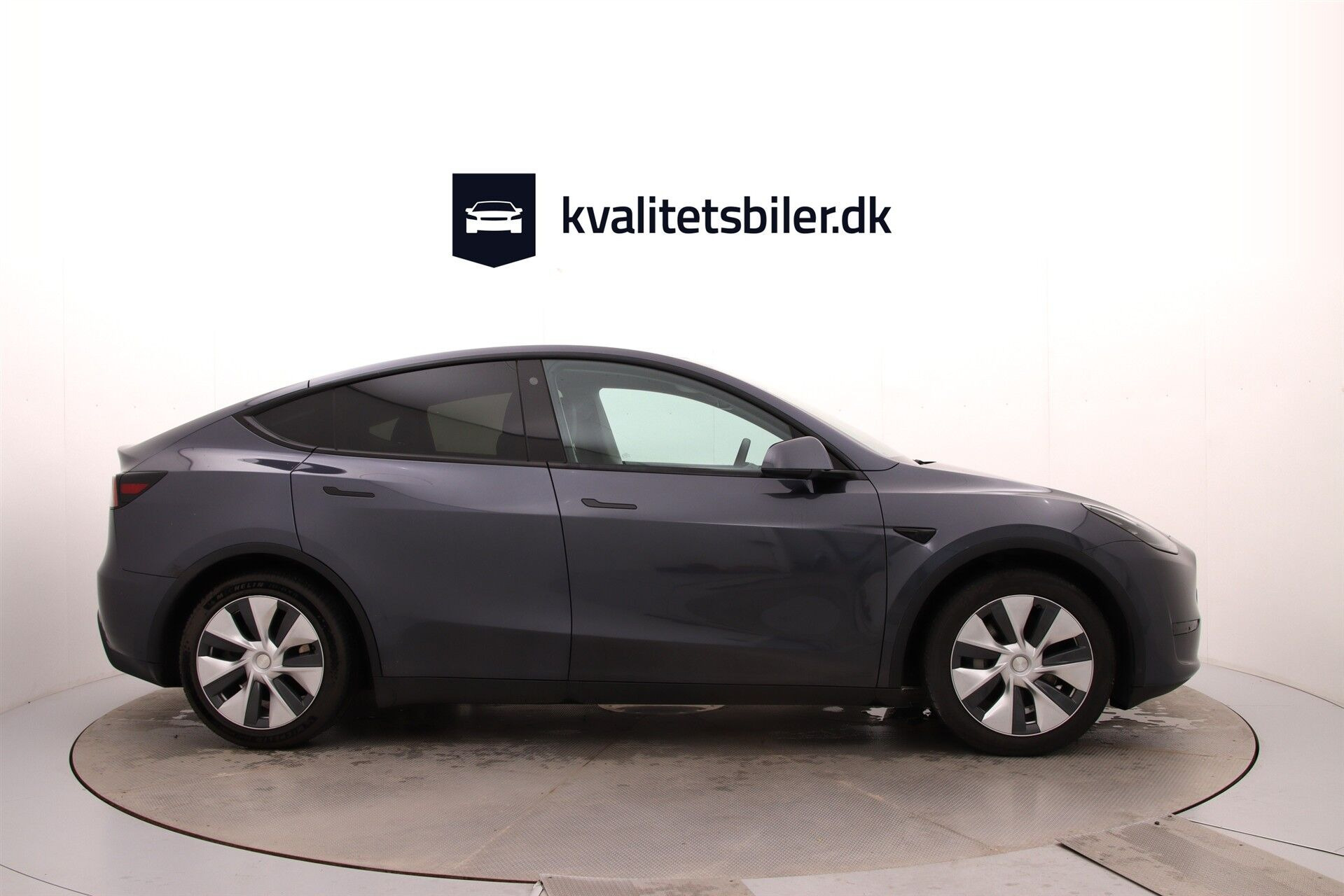 Grå Tesla Model Y fra 2023