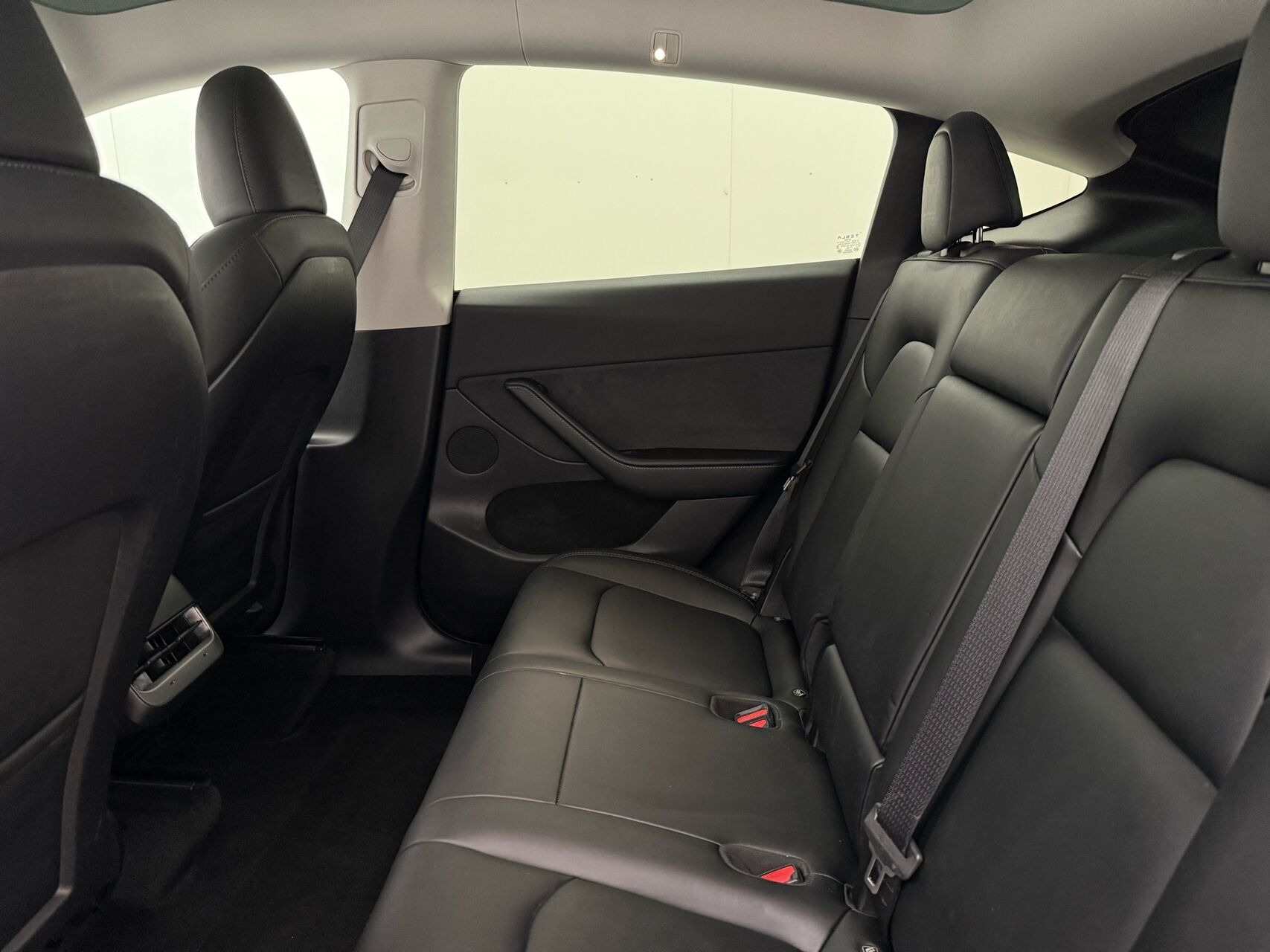 Grå Tesla Model Y fra 2023