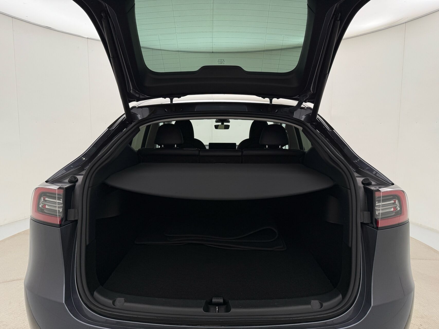 Grå Tesla Model Y fra 2023