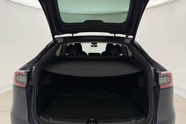 Grå Tesla Model Y fra 2023